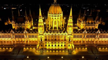 Gece Budapeşte Macar Parlamento Binası 'nın hava manzarası. Seyahat, turizm ve Avrupa Siyasi Tarihi Yer, Macaristan