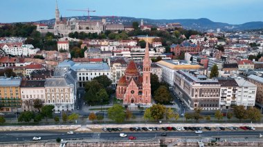 Budapeşte şehrinin gökyüzü manzarası, Szilagyi Dezso Meydanı Reform Kilisesi Budapeşte, Macaristan 'da bir Protestan kilisesidir.