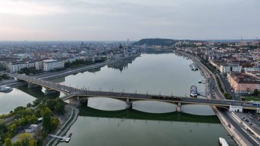 Macaristan 'ın Budapeşte kentinin güneş doğarken havadan görüntüsü alınıyor. Margaret Köprüsü ya da Margit, Tuna Nehri 'nin üzerine saklanmıştı.
