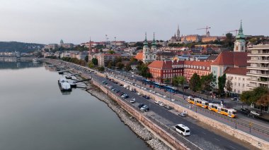 Sabah ışığı, Budapeşte, Macaristan 'ın Havadan Görüntü Çekimi. Buda ve Tuna nehri gün doğumunda