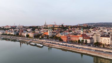 Budapeşte şehrinin gökyüzü manzarası, Batthyany Meydanı veya Batthyany Meydanı, Budapeşte 'de bir kasaba meydanı. Tuna 'nın Buda tarafında yer almaktadır.