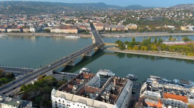 Macaristan 'ın Budapeşte kentinin güneş doğarken havadan görüntüsü alınıyor. Margaret Köprüsü ya da Margit, Tuna Nehri 'nin üzerine saklanmıştı.