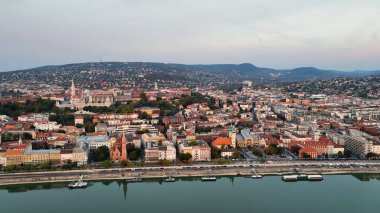 Sabah ışığı, Budapeşte, Macaristan 'ın Havadan Görüntü Çekimi. Buda ve Tuna nehri gün doğumunda