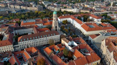 Budapeşte şehrinin gökyüzü manzarası. Buda 'lı Mary Magdalene Kilisesi, Varkerulet Bölgesi' nin en eski kiliselerinden biri, Buda Kalesi Bölgesi.