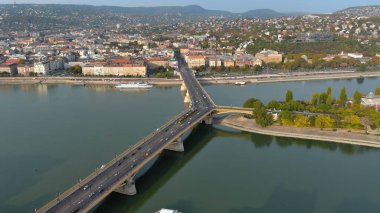 Macaristan 'ın Budapeşte kentinin güneş doğarken havadan görüntüsü alınıyor. Margaret Köprüsü ya da Margit, Tuna Nehri 'nin üzerine saklanmıştı.