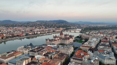 İnanılmaz Skyline, Budapeşte şehrinin Kuş Gözlü Hava Görüntüsü Kurucusu. Gündoğumunda Tuna nehri olan Macar Parlamento Binası. Macaristan