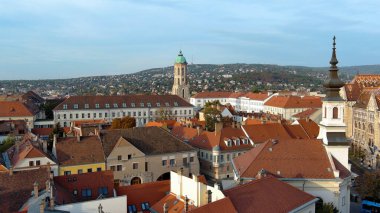 Budapeşte şehrinin gökyüzü manzarası. Buda 'lı Mary Magdalene Kilisesi, Varkerulet Bölgesi' nin en eski kiliselerinden biri, Buda Kalesi Bölgesi.