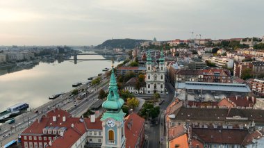 Budapeşte şehrinin gökyüzü manzarası, Batthyany Meydanı veya Batthyany Meydanı, Budapeşte 'de bir kasaba meydanı. Tuna 'nın Buda tarafında yer almaktadır.