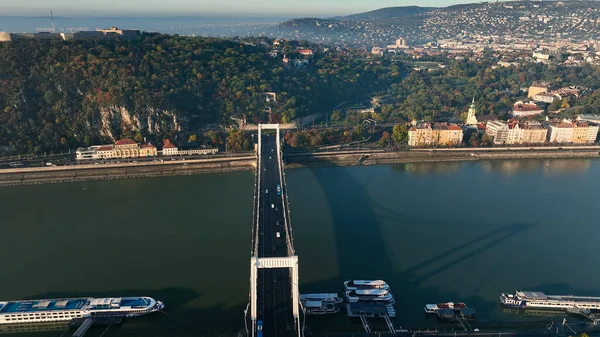 ハンガリー ブダペストの航空写真 エリーザベト橋またはエルゼベト橋は ブダペスト ハンガリーの3番目に新しい橋で ブダとペストを結んでいます — ストック写真