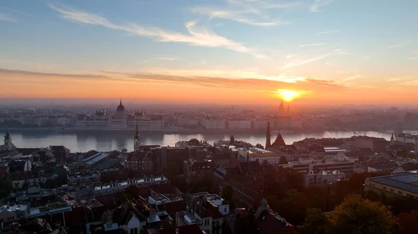 Widok Lotu Ptaka Budynek Parlamentu Węgierskiego Wschodzie Słońca Nad Dunajem — Zdjęcie stockowe