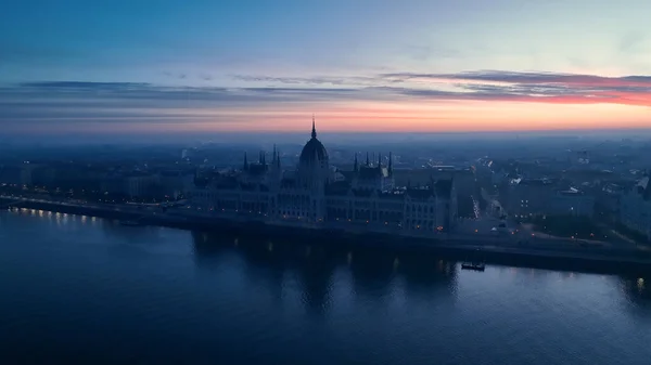 Luchtfoto Van Het Hongaarse Parlementsgebouw Bij Zonsopgang Met Donau Boedapest — Stockfoto