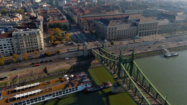 Budapeşte 'nin hava manzarası Özgürlük Köprüsü veya Özgürlük Köprüsü' nü gizledi. Buda ve Pest 'i Tuna Nehri' nin karşısına bağladı.