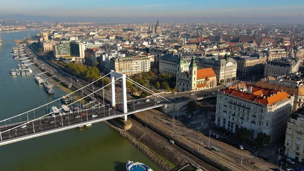 공중에서 헝가리 부다페스트 엘리자 Elisabeth Bridge Erzsebet 다리는 페스트를 연결하는 — 스톡 사진