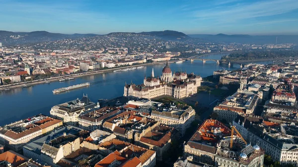 Budapeşte 'deki Macar Parlamento Binası' nın havadan görünüşü. Gündüz Macaristan 'ın başkenti