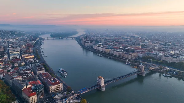 Macaristan 'ın başkenti Budapeşte' deki Tuna nehri ile güneş doğarken Macar Parlamentosu 'nun hava manzarası