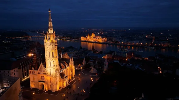 ハンガリーの夜にブダペストハンガリー議会ビル マティアス教会 フィッシャーマンズバスティオンとドナウ川の空中ビュー — ストック写真