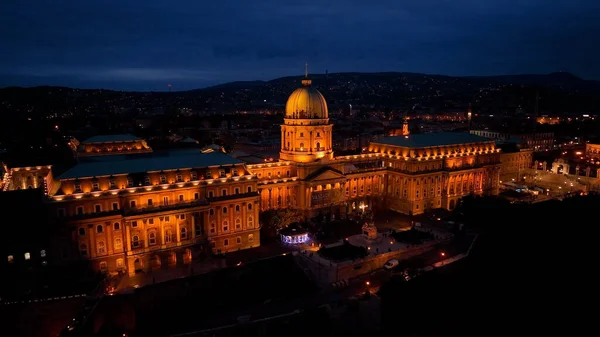 Budapeşte Buda Kalesi Aydınlanmış: Sersemletici Hava Gecesi Perspektifi, Macaristan