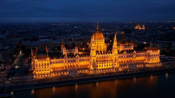 ブダペストハンガリー議会ビルの空中ビュー夜 欧州政治ランドマーク先 ハンガリー — ストック写真