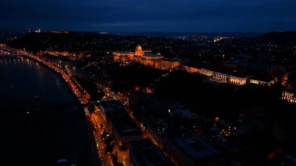 Königlicher Palast Der Budaer Burg Erleuchtet Eine Atemberaubende Luftperspektive Ungarn — Stockfoto