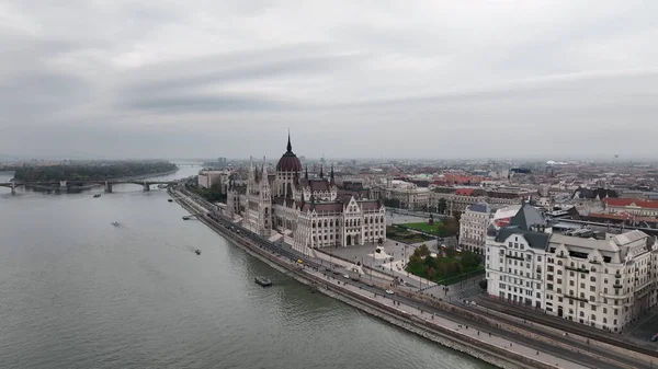 Καθιέρωση Aerial View Shot Budapest Hungarian Parliament Building Μια Συννεφιασμένη — Φωτογραφία Αρχείου