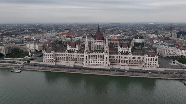 Estabelecendo Vista Aérea Tiro Budapeste Parlamento Húngaro Edifício Durante Dia — Fotografia de Stock