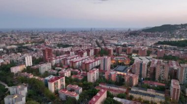 Geceleri Barselona, Canyelles ve Nou Barris 'in hava manzarası. Yoğun araba trafiği ve şehir ışıkları olan sokaklar. Katalonya, İspanya