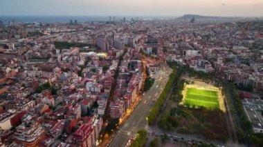 Geceleri Barselona, Nou Barris ve Sant Andreu bölgelerinin hava manzarası. Yoğun araba trafiği ve şehir ışıkları olan sokaklar. Katalonya, İspanya