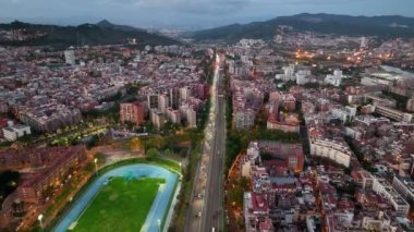Geceleri Barselona, Nou Barris ve Sant Andreu bölgelerinin hava manzarası. Yoğun araba trafiği ve şehir ışıkları olan sokaklar. Katalonya, İspanya