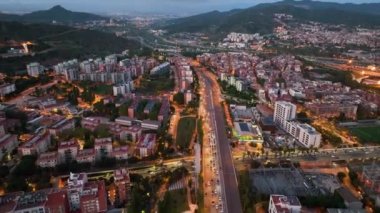 Geceleri Barselona, Nou Barris ve Sant Andreu bölgelerinin hava manzarası. Yoğun araba trafiği ve şehir ışıkları olan sokaklar. Katalonya, İspanya