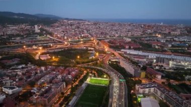 Geceleri Barselona, Nou Barris ve Sant Andreu bölgelerinin hava manzarası. Yoğun araba trafiği ve şehir ışıkları olan sokaklar. Katalonya, İspanya