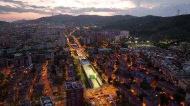 Geceleri Barcelona şehrinin gökyüzü manzarası, yoğun araba trafiği ve şehir ışıkları olan sokaklar. Nou Barris Bölgesi ve Ronda de dalt, Katalonya, İspanya