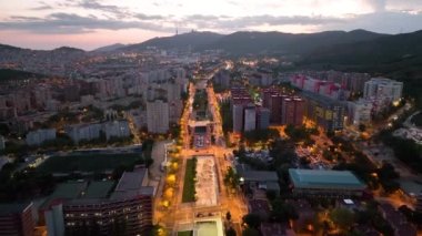 Geceleri Barcelona şehrinin gökyüzü manzarası, yoğun araba trafiği ve şehir ışıkları olan sokaklar. Nou Barris Bölgesi ve Ronda de dalt, Katalonya, İspanya