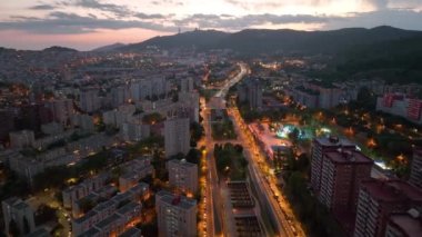 Geceleri Barcelona şehrinin gökyüzü manzarası, yoğun araba trafiği ve şehir ışıkları olan sokaklar. Nou Barris Bölgesi ve Ronda de dalt, Katalonya, İspanya