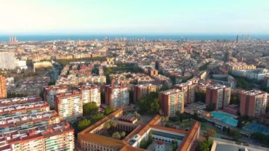 Barselona şehrinin günbatımında gökyüzü manzarası, Barselona 'nın 1984 yılından beri resmi olarak bölündüğü on bölgeden biri olan Nou Barris, Katalonya, İspanya