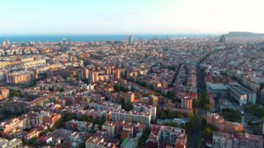 Gün batımında Barcelona şehrinin gökyüzü manzarası, El Clot, Agbar Tower veya Torre Glories, Katalonya, İspanya