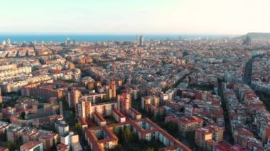 Gün batımında Barcelona şehrinin gökyüzü manzarası, El Clot, Agbar Tower veya Torre Glories, Katalonya, İspanya