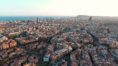 Gün batımında Barcelona şehrinin gökyüzü manzarası, El Clot, Agbar Tower veya Torre Glories, Katalonya, İspanya