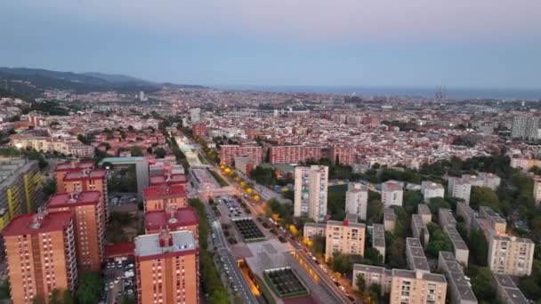 Barcelona Nocy Widok Lotu Ptaka Canyelles Nou Barris Ulice Ruchliwymi — Wideo stockowe