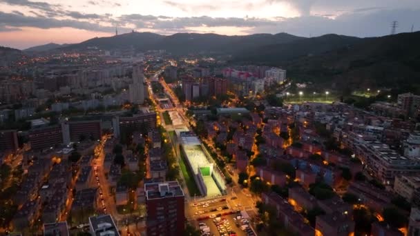 Αεροφωτογραφία Του Ορίζοντα Της Πόλης Της Βαρκελώνης Νύχτα Δρόμοι Πολυσύχναστη — Αρχείο Βίντεο