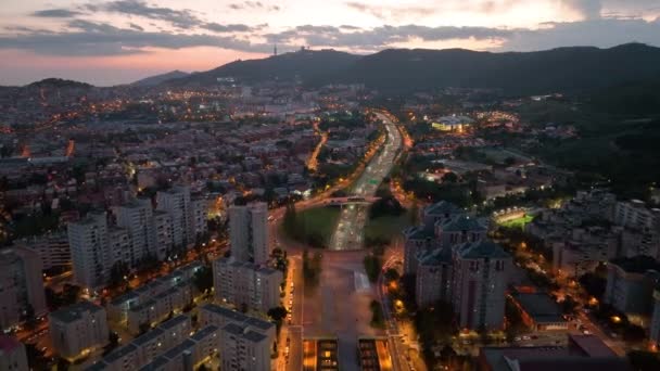 Widok Lotu Ptaka Panoramę Barcelony Nocy Ulice Ruchliwym Ruchem Samochodowym — Wideo stockowe