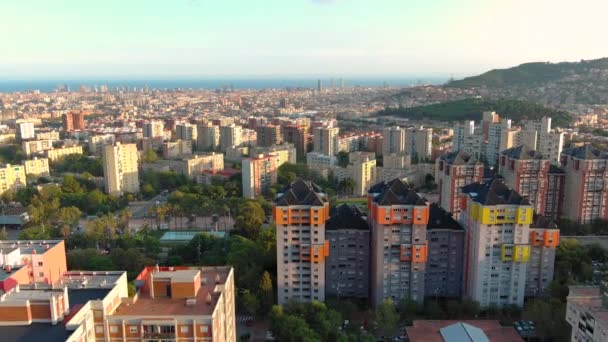 Αεροφωτογραφία Του Ορίζοντα Της Πόλης Της Βαρκελώνης Κατά Ηλιοβασίλεμα Nou — Αρχείο Βίντεο