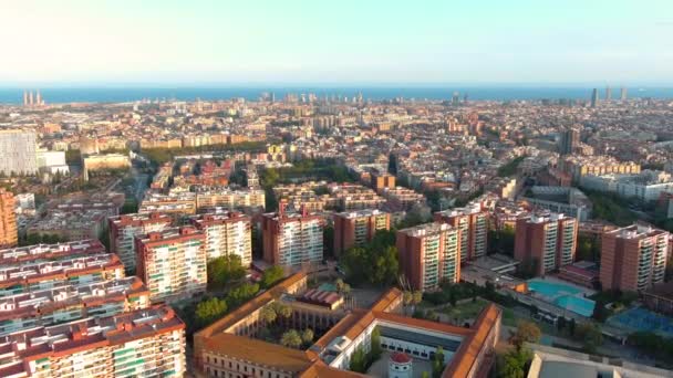 Αεροφωτογραφία Του Ορίζοντα Της Πόλης Της Βαρκελώνης Κατά Ηλιοβασίλεμα Nou — Αρχείο Βίντεο