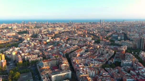 Αεροφωτογραφία Του Ορίζοντα Της Πόλης Της Βαρκελώνης Στο Ηλιοβασίλεμα Clot — Αρχείο Βίντεο