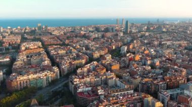 Gün batımında Barcelona şehrinin gökyüzü manzarası, El Clot, Agbar Tower veya Torre Glories, Katalonya, İspanya
