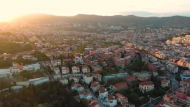 Barselona şehri gün batımında ufuk çizgisi, Guinardo ve La Font den Fargues 'in hava manzarası, Katalonya, İspanya