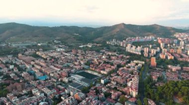 Gün batımında Barcelona şehrinin gökyüzü manzarası, Nou Barris ve Horta Guinardo bölgesi, Katalonya, İspanya