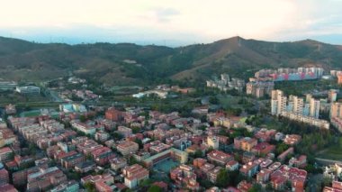 Gün batımında Barcelona şehrinin gökyüzü manzarası, Nou Barris ve Horta Guinardo bölgesi, Katalonya, İspanya