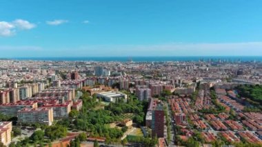 Güneşli bir günde Barselona şehrinin gökyüzü manzarası, Barcelona 'nın 1984 yılından beri resmi olarak bölündüğü on bölgeden biri olan Nou Barris, Katalonya, İspanya