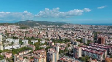 Güneşli bir günde Barselona şehrinin gökyüzü manzarası, Barcelona 'nın 1984 yılından beri resmi olarak bölündüğü on bölgeden biri olan Nou Barris, Katalonya, İspanya
