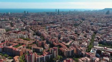 Güneşli bir günde Barcelona şehrinin gökyüzü manzarası, El Clot, Agbar Tower veya Torre Glories, Katalonya, İspanya